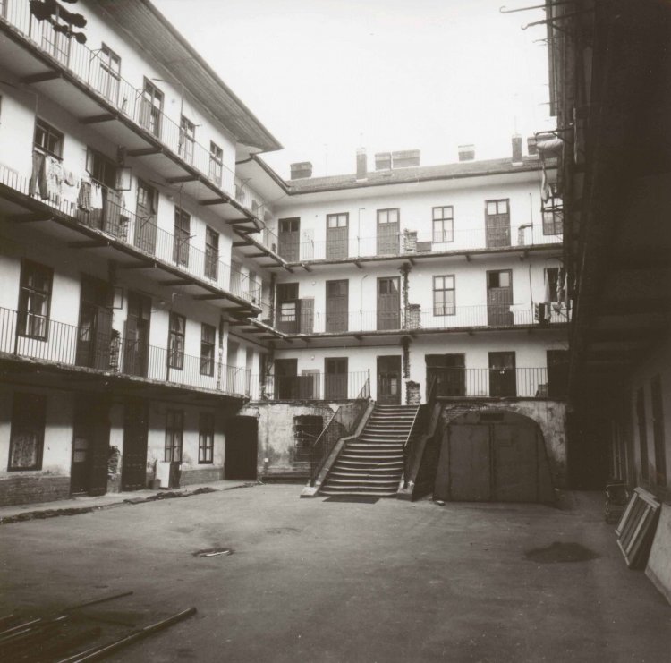 Pavlačový dům na Bratislavské ulici, 1980. Foto © O. Šabata, MMB